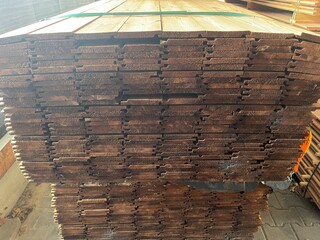 Ca. 84x Grenen Channelsiding Bruin Geïmpregneerd, 18x140mm, lengte 510